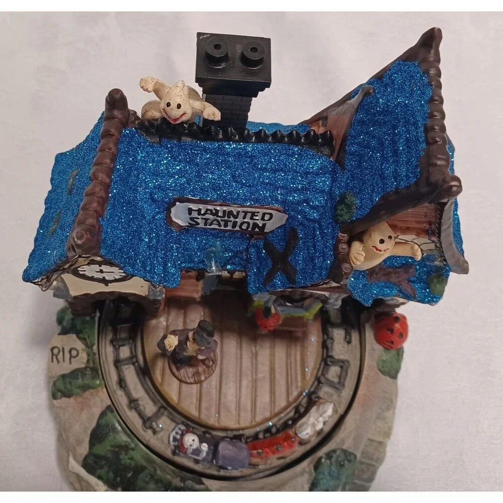 AVON PRODUCTS SCARY VILLAGE TRAIN STATION LIGHTS SOUNDS MOVEMENT 2012 WORKS